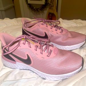 Nike Women’s Revolution 5